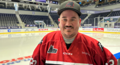 Lemay célèbre après le match avec Jacob Neveu, originaire de Rouyn-Noranda, après la victoire des Huskies à la Coupe Memorial 2019 à Halifax.