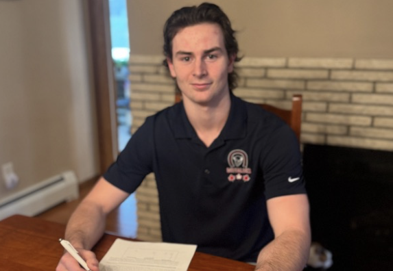 Jackson Schneider signing with the Penticton Vees